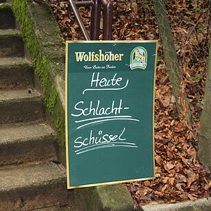 Auf allen Kellern, die Schlachtschüssel anboten, waren viele Gäste.