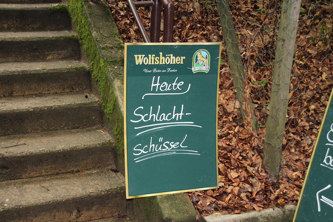 Auf allen Kellern, die Schlachtschüssel anboten, waren viele Gäste.