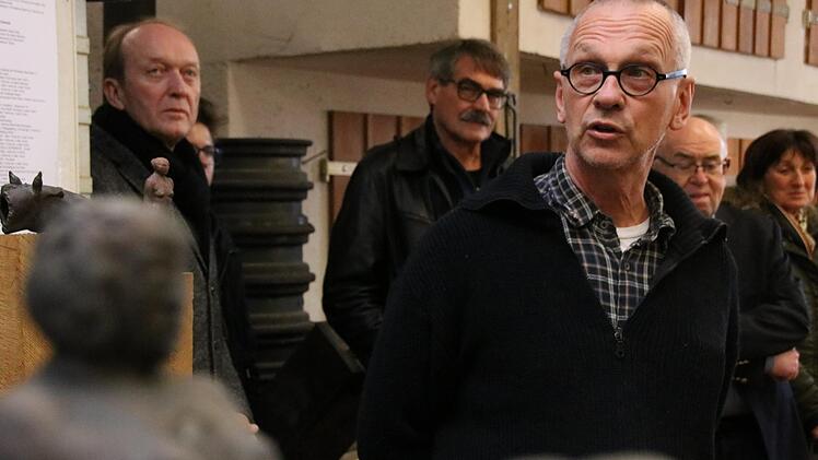 Bildhauer Gerhard Neroswki empfing in seiner Königsberger Werkstatt den Kulturausschuss und gab Einblicke in die Welt eines Kunstschaffenden. Foto: Andreas Lösch