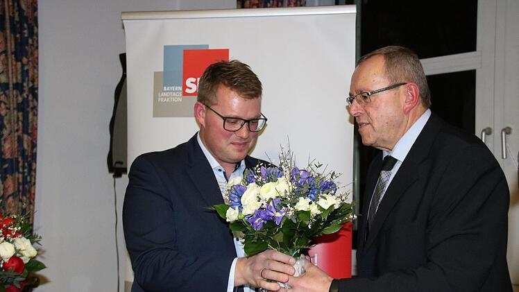 Stimmkreisvorsitzender Stephan Unglaub (rechts) beglückwünscht Bezirkstagskandidat Holger Grießhammer nach seiner Wahl.