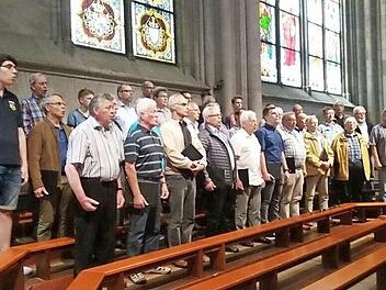 Der Männerchor Reuth auf der Chorbühne im Kölner Dom  Foto: Albert Fießer