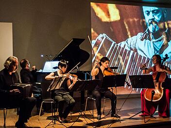 Faszinierende Kombination: Gemeinsam mit dem Bandoneon-Virtuosen Kostas Raptis musizierte das Flex Ensemble in Coburg. Zur Musik präsentierte Tosh Leykum Video-Sequenzen.Foto: Jochen Berger