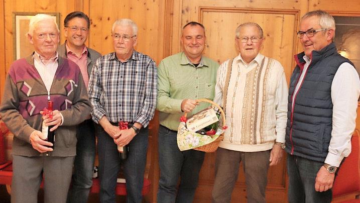 Abschied von (von links) Johann Gumbrecht und Reinhold Fischkal aus dem Ausschuss. dahinter Bürgermeister Karsten Fischkal, rechts daneben Zweiter Vorsitzender Harald Hack (mit Korb), Hans Hörrlein und Vorsitzender Günter Brehm Foto: Johanna Blum