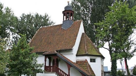 Die Sankt-Nikolaus-Kapelle am Coburger Rosengarten wird auf der Informationstafel am neuen Schaukasten als "Alt-Katholische Pfarrkirche Sankt Nikolaus" bezeichnet. Foto: Martin Koch