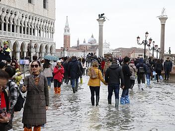 Hochwasser in Venedig: Die italienische Stadt steht unter Wasser.  Zwei Menschen sind bereits gestorben. Foto: Andrea Gilardi/dpa