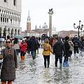Hochwasser in Venedig: Die italienische Stadt steht unter Wasser.  Zwei Menschen sind bereits gestorben. Foto: Andrea Gilardi/dpa