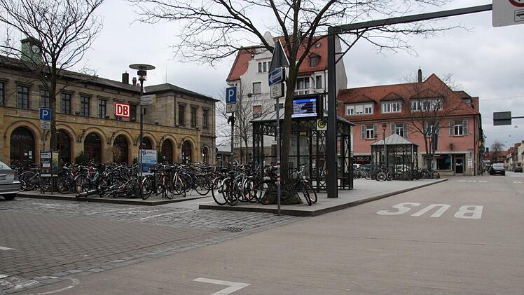 Ausgangsbeschränkung wegen de  Coronavirus in Erlangen: der Bahnhofsplatz. Foto: Christian Bauriedel
