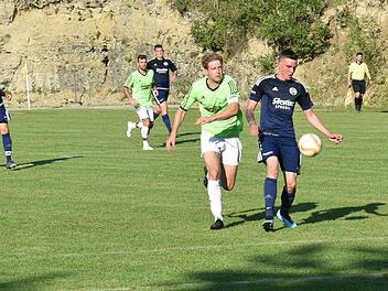 Lukas Endres (rechts) ist dem Ramsthaler Kapitän Tim Danz (links) entwischt und lupft den Ball von der Strafraumkante zum 2:0 für die SG Mellrichstadt/Frickenhausen ins Netz.  Foto: Daniel Rathgeber