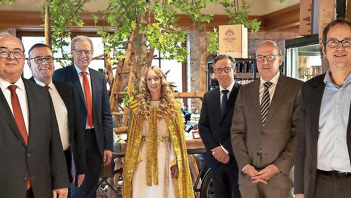 Bei der Spendenaktion, von links: die Sparkassenvorst&auml;nde Reinhard Lugschi und Walter Paulus-Rohmer, B&uuml;rgermeister German Hacker, das Sparkassenchristkind Johanna G&ouml;tz, Landrat Alexander Tritthart, Vorstandsvorsitzender Johannes von Hebel und Oberb&uuml;rgermeister Florian Janik