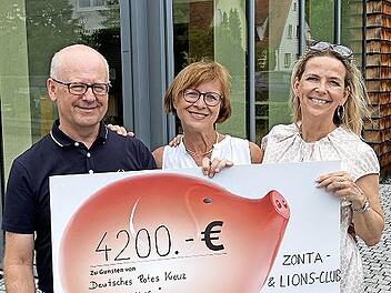 Karin Hesse, Doris Wiening und Stephan Wirth (von rechts) freuen sich über einen stattlichen Betrag für die Ukraine.