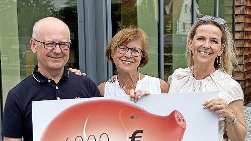 Karin Hesse, Doris Wiening und Stephan Wirth (von rechts) freuen sich über einen stattlichen Betrag für die Ukraine.