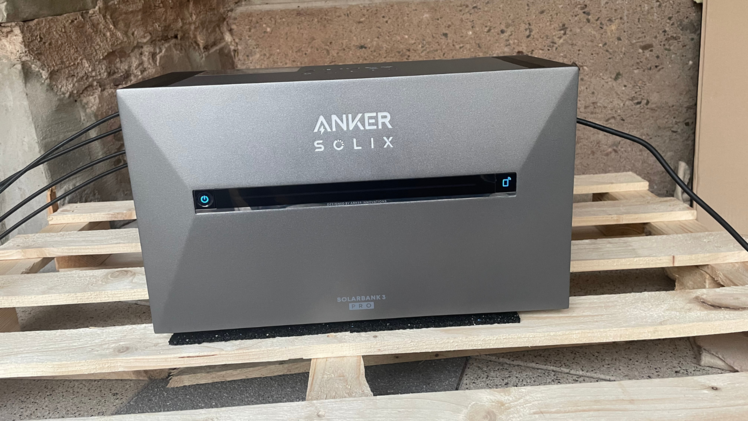 Die Anker Solarbank 3 Pro sorgt daf&uuml;r, dass so wenig Eigenstrom wie m&ouml;glich ans &ouml;ffentlichen Netz verloren geht.