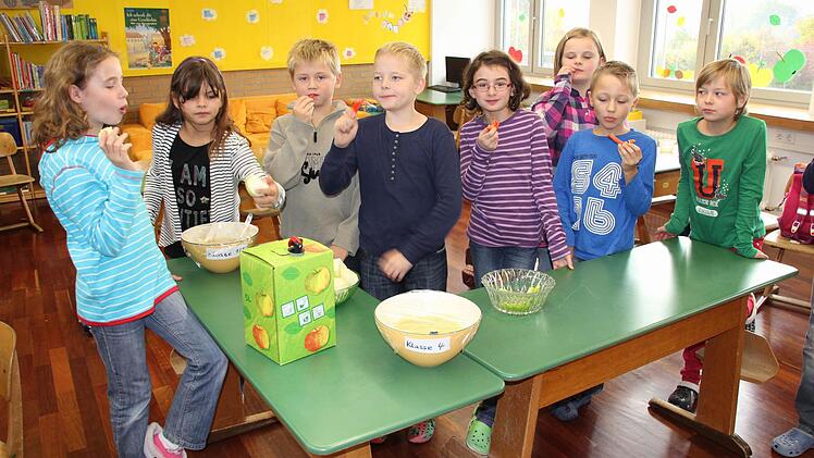 Lisa, Leonie, Niklas, Johnathan, Marie, Julia, Tim und Linda laben sich an Apfelmus und -saft, Kohlrabi und Paprika. Foto: Ralf Kestel