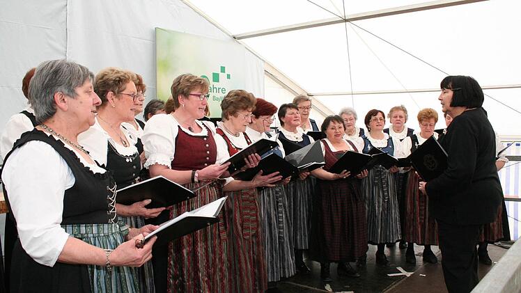 "Der Winter ist vorüber", versicherte gesanglich der Landfrauenchor unter Leitung von Eleonore Marabini.  Fotos: Evi Seeger