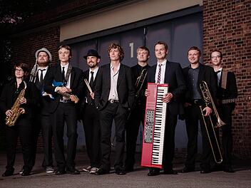Steambowl mit (von links) Stephanie Conrad (Altsaxophon), Andi Putz (Trompete), Rolli Bohnes (Gitarre), Dirk Pätzold (Schlagzeug), Andi Eckert (Gesang), Daniel Kulzer (Posaune), Andreas Osterholt (Fender Rhodes), Anton Schießl (Bassposaune) und Oliver Horeth (Bass) Foto: pr