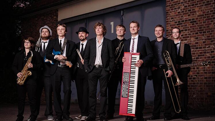 Steambowl mit (von links) Stephanie Conrad (Altsaxophon), Andi Putz (Trompete), Rolli Bohnes (Gitarre), Dirk Pätzold (Schlagzeug), Andi Eckert (Gesang), Daniel Kulzer (Posaune), Andreas Osterholt (Fender Rhodes), Anton Schießl (Bassposaune) und Oliver Horeth (Bass) Foto: pr