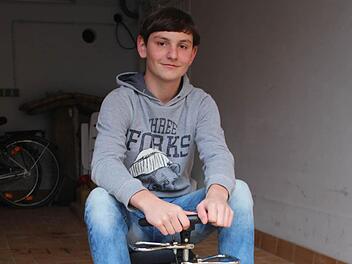 Der 15-jährige Lukas aus Brunn auf seinem Bierkasten-Kart. Foto: Peter Groscurth