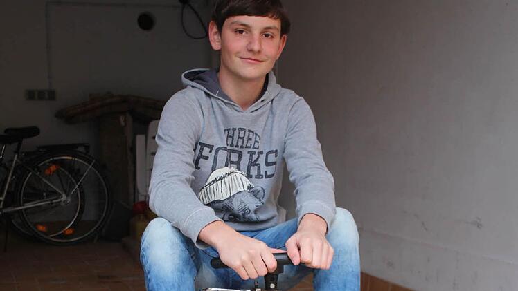 Der 15-jährige Lukas aus Brunn auf seinem Bierkasten-Kart. Foto: Peter Groscurth