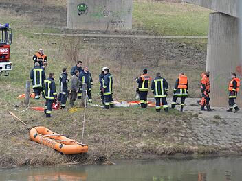 Einsatzkräfte zogen an der Mainbrücke bei Hallstadt mithilfe eines Bootes den leblosen Körper einer Frau aus dem Wasser.  Foto: Ronald Rinklef
