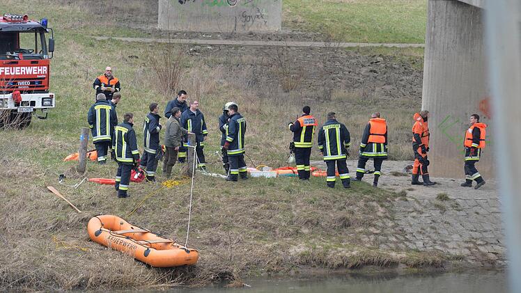 Einsatzkräfte zogen an der Mainbrücke bei Hallstadt mithilfe eines Bootes den leblosen Körper einer Frau aus dem Wasser.  Foto: Ronald Rinklef