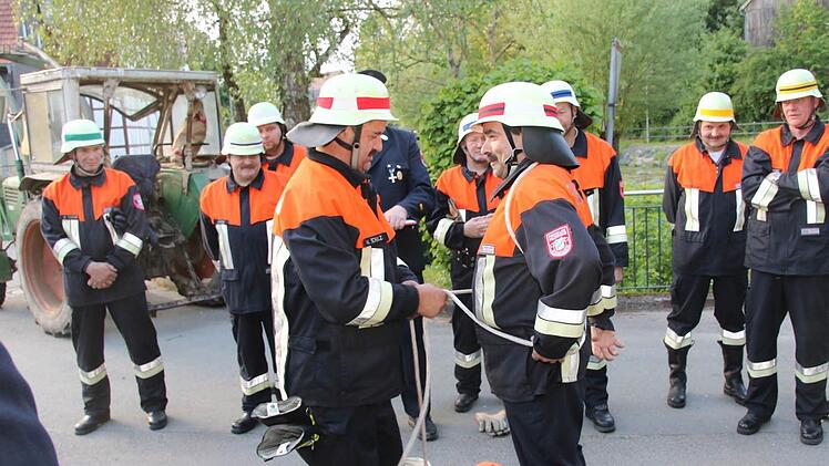 Sie haben nichts verlernt, Knoten und Stiche klappten bei den "Feuerwehrsenioren" problemlos. Foto: Michael Stelzner