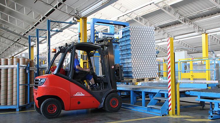 Die Verpackung: Die fertigen Hülsen kommen auf Paletten und werden für den Transport verpackt. Foto: Ulrike Müller