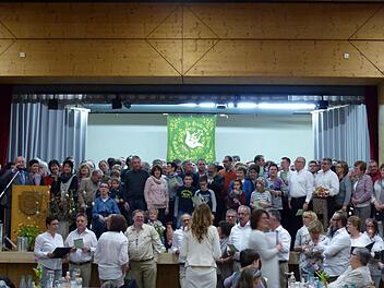 Elke Back, Vorsitzende des Burgläurer Gesangvereins Frohsinn, verlor ihre Saalwette zum 125-jährigen Jubiläum. Weit mehr als die geforderten 125 Zuhörer sangen auf der Bühne gemeinsam das "Frankenlied". Dies war nur einer der Höhepunkte des Liedernachmittags.  Manfred Mellenthin