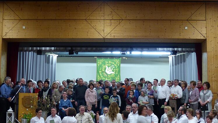 Elke Back, Vorsitzende des Burgläurer Gesangvereins Frohsinn, verlor ihre Saalwette zum 125-jährigen Jubiläum. Weit mehr als die geforderten 125 Zuhörer sangen auf der Bühne gemeinsam das "Frankenlied". Dies war nur einer der Höhepunkte des Liedernachmittags.  Manfred Mellenthin