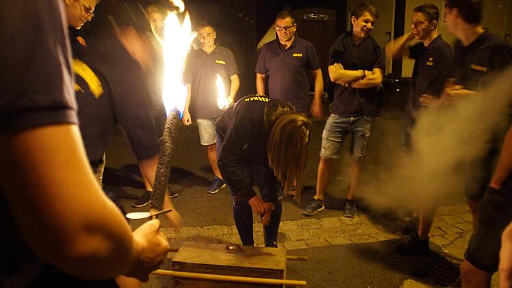 Der Sarg der Kerwa ist ausgegraben und wird geöffnet.Kirchehrenbacher Kerwasburschen