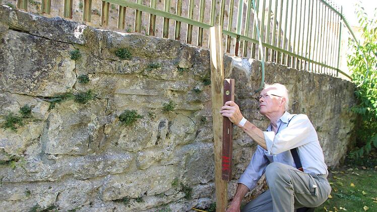 Hermann Köths Grundstück liegt unterhalb der Stadtmauer. Auch an seiner Gartenmauer misst er seit langem Veränderungen.Heike Beudert