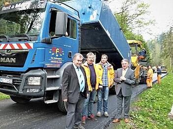 Auf der Baustelle (von links): Bürgermeister Siegfried Beyer, Straßenmeister Hans-Günther Dörfler, Thomas Hörl von der Tiefbauabteilung des Landratsamtes und Landrat Klaus Peter Söllner. Foto: Werner Reißaus