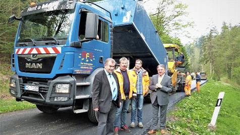 Auf der Baustelle (von links): Bürgermeister Siegfried Beyer, Straßenmeister Hans-Günther Dörfler, Thomas Hörl von der Tiefbauabteilung des Landratsamtes und Landrat Klaus Peter Söllner. Foto: Werner Reißaus