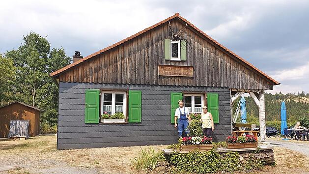 Josef Schlee, der Vorsitzende des Heimat- und Wandervereins Frankenlust und die H&uuml;ttenwirtin Hilde Gleich arbeiten mit ihren Helfern f&uuml;r das Fest vor der H&uuml;tte am 4. August alles vor. Foto: Manfred N&uuml;rnberger