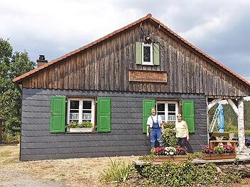 Josef Schlee, der Vorsitzende des Heimat- und Wandervereins Frankenlust und die Hüttenwirtin Hilde Gleich arbeiten mit ihren Helfern für das Fest vor der Hütte am 4. August alles vor. Foto: Manfred Nürnberger