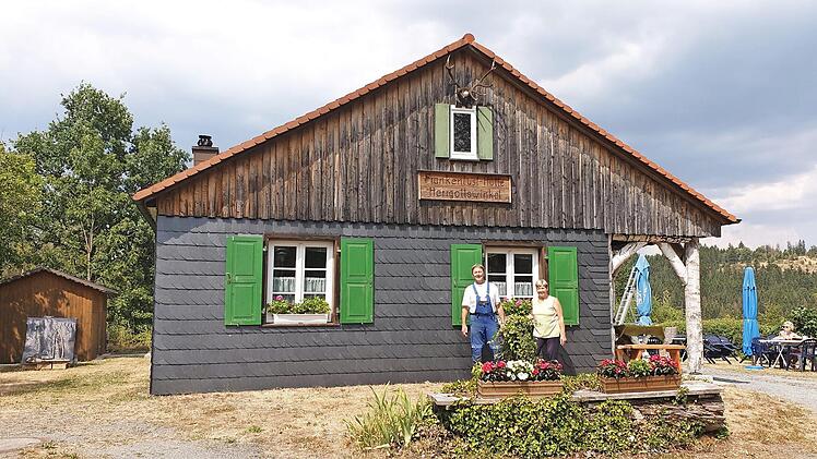 Josef Schlee, der Vorsitzende des Heimat- und Wandervereins Frankenlust und die Hüttenwirtin Hilde Gleich arbeiten mit ihren Helfern für das Fest vor der Hütte am 4. August alles vor. Foto: Manfred Nürnberger