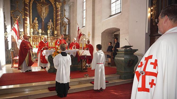 Festgottesdienst zum Fest Kreuzerhöhung mit Domkapitular Jürgen  Vorndran und dem Ritterorden vom Heiligen Grab zu Jerusalem. Das  Jerusalemkreuz, zu sehen auf dem Ordensmantel symbolisiert die fünf  Wunden Jesu. Foto: Marion Eckert