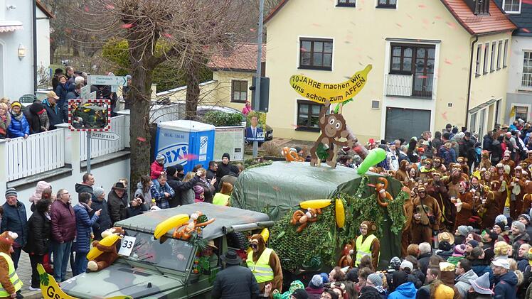 Seit zehn Jahren machen sich die "Gseer Narren" schon zum Affen und  rückten mit einer großen Affenschar an. Foto: Thomas Weichert