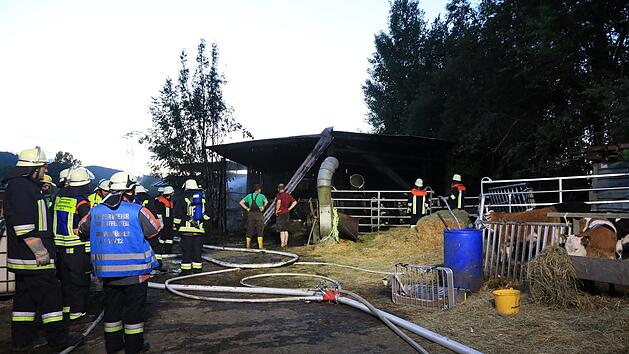 Heu-Lagergeb&auml;ude brennt in der Nacht nieder