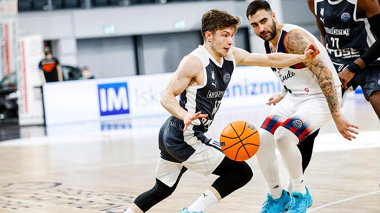 Bennet Hundt dribbelt an Pietro Aradori vorbei.