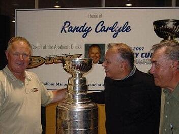 Ein unvergesslicher Moment: Kissingens neuer Trainer Douglas Kacharvich (Mitte) mit dem Stanley-Cup und Randy Carlyle (links), dem damaligen Meister-Trainer der Anaheim Ducks. Rechts: John Gery Michalek, ein Schulfreund von Kacharvich, der aus der selben Stadt kommt wie der damalige Gewinner der NHL-Trophäe. Foto: privat
