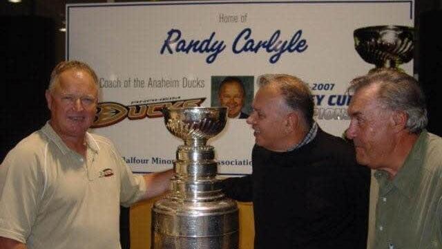 Ein unvergesslicher Moment: Kissingens neuer Trainer Douglas Kacharvich (Mitte) mit dem Stanley-Cup und Randy Carlyle (links), dem damaligen Meister-Trainer der Anaheim Ducks. Rechts: John Gery Michalek, ein Schulfreund von Kacharvich, der aus der selben Stadt kommt wie der damalige Gewinner der NHL-Trophäe. Foto: privat