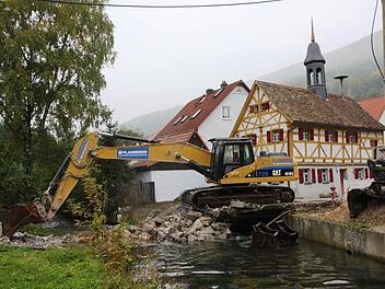 Ein Bagger hat die Brücke über die Trubach abgerissen. Fotos: Galster