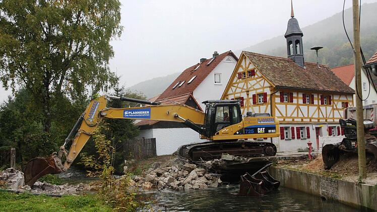 Ein Bagger hat die Brücke über die Trubach abgerissen. Fotos: Galster