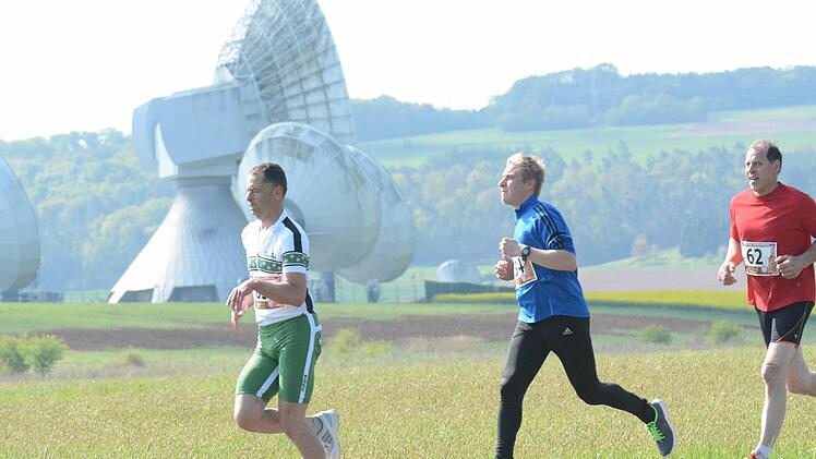 Ein Blickfang beim Osterlauf ist die Erdfunkstelle in Fuchsstadt.
