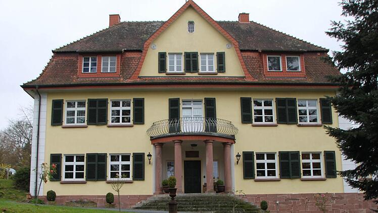 Dort steht es: Das Jagdhaus gehört eigentlich der Familie von Thüngen. Harm Humburg hat es gepachtet.