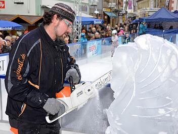 Es geht los: Christian Staber setzt die Säge an. Aus dem ... Foto: Peter Rauch