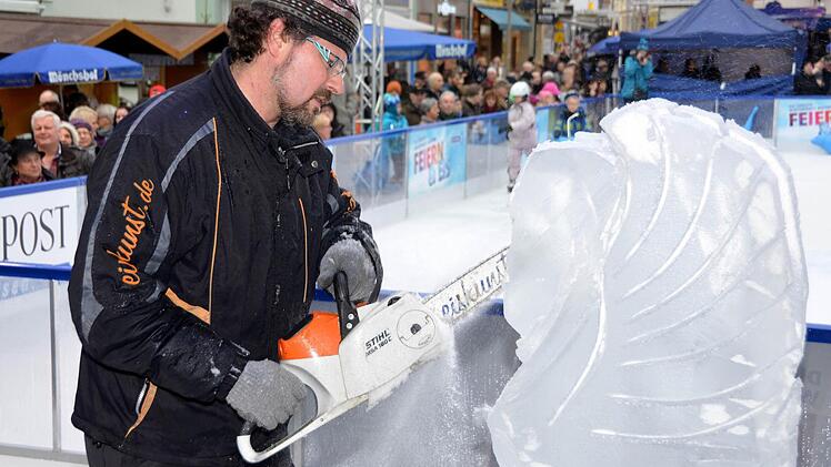 Es geht los: Christian Staber setzt die Säge an. Aus dem ... Foto: Peter Rauch