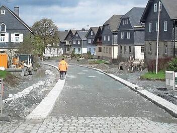 Es tut sich was auf der Baustelle in Birnbaum. Hier ein Blick von der Durchgangsstraße auf der Höhe des Gasthauses Beetz Foto: Susanne Deuerling