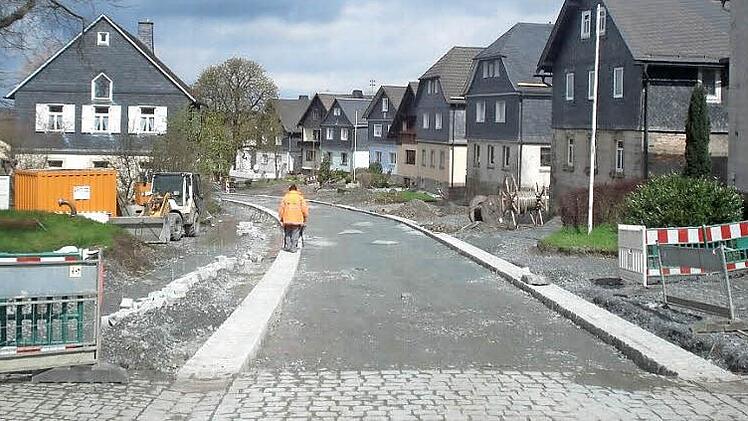 Es tut sich was auf der Baustelle in Birnbaum. Hier ein Blick von der Durchgangsstraße auf der Höhe des Gasthauses Beetz Foto: Susanne Deuerling