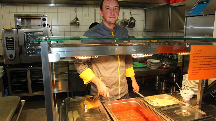 Schulkoch Michael Stöcker sorgt für eine warme Küche. Foto: Jakob Weber